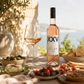 Weingut Sieferle XXV Rosé als mediterraner Sommer-Aperitif auf sonnig gedecktem Tisch mit Roséglas, Oliven, Käse, Beeren, Brot und feinen Snacks im warmen Tageslicht.