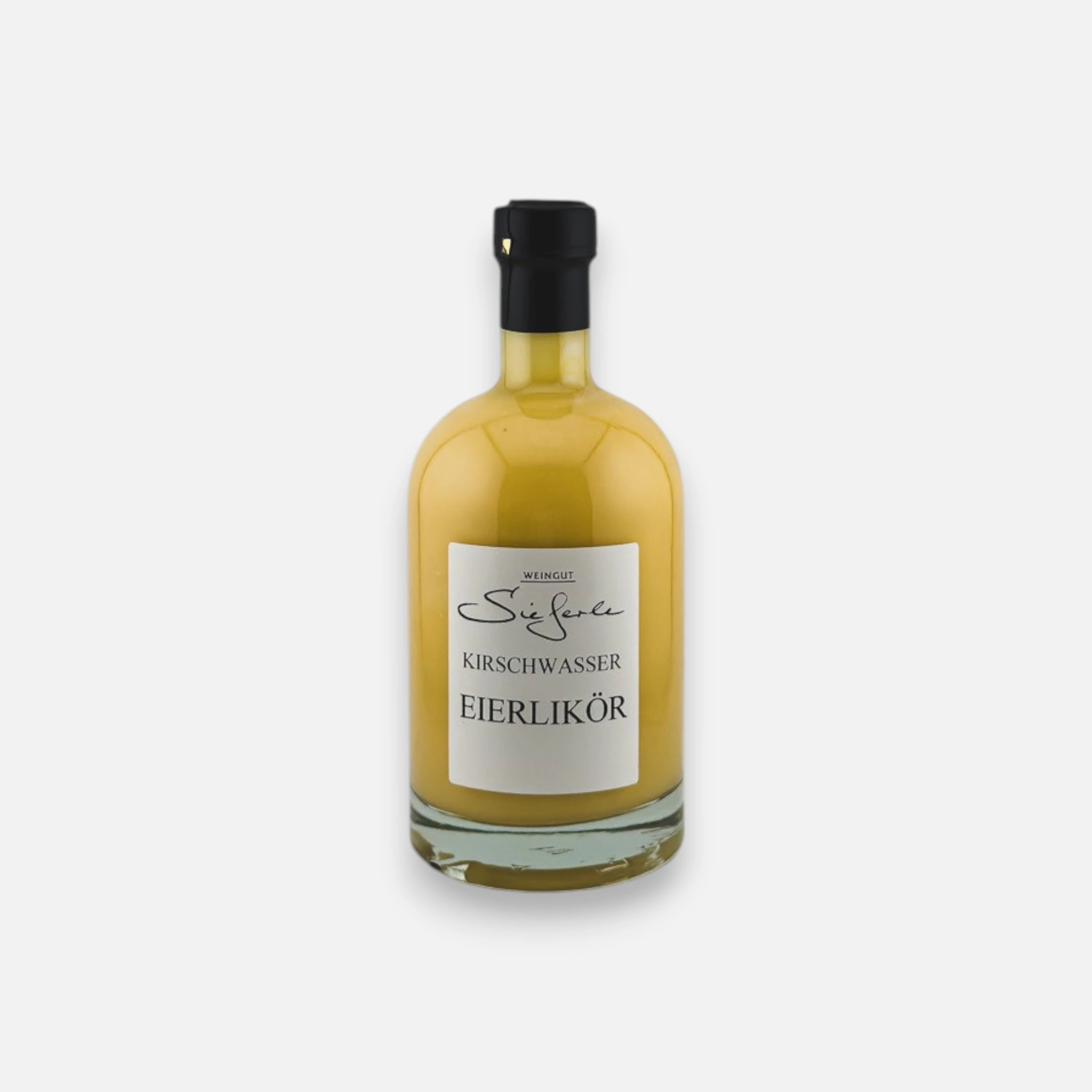 Weingut Sieferle Kirschwasser Eierlikör in runder Glasflasche mit gelbem Likör, schwarzem Verschluss und weißem Etikett vor neutralem Hintergrund.