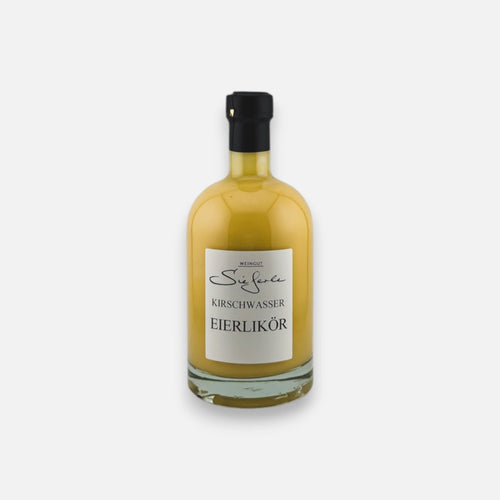 Weingut Sieferle Kirschwasser Eierlikör in runder Glasflasche mit gelbem Likör, schwarzem Verschluss und weißem Etikett vor neutralem Hintergrund.