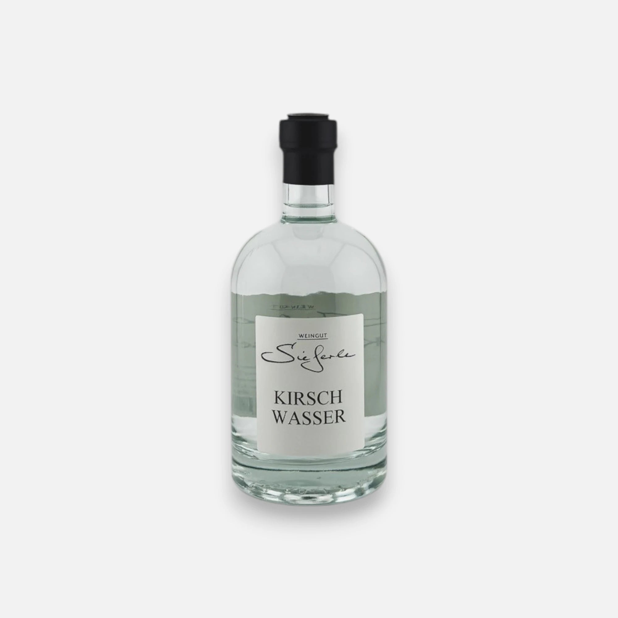 Weingut Sieferle Kirschwasser in klarer Glasflasche mit schwarzem Verschluss und weißem Etikett vor neutralem Hintergrund.