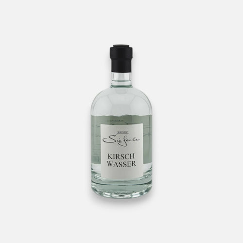 Weingut Sieferle Kirschwasser in klarer Glasflasche mit schwarzem Verschluss und weißem Etikett vor neutralem Hintergrund.