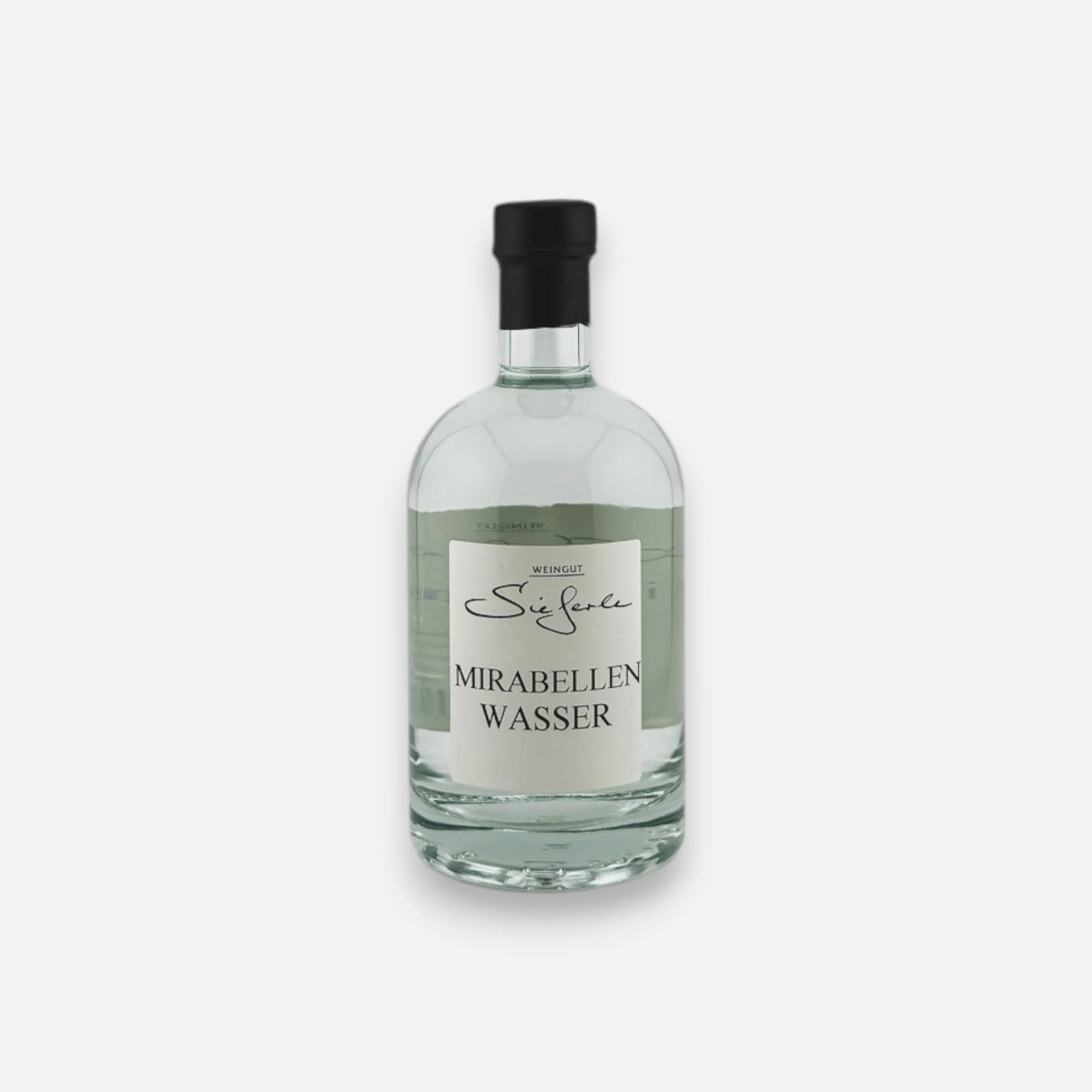 Weingut Sieferle Mirabellenwasser in klarer Glasflasche mit schwarzem Verschluss und weißem Etikett vor neutralem Hintergrund.