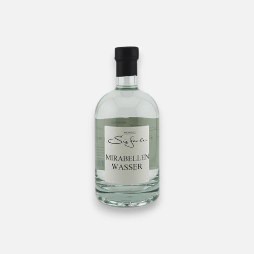 Weingut Sieferle Mirabellenwasser in klarer Glasflasche mit schwarzem Verschluss und weißem Etikett vor neutralem Hintergrund.