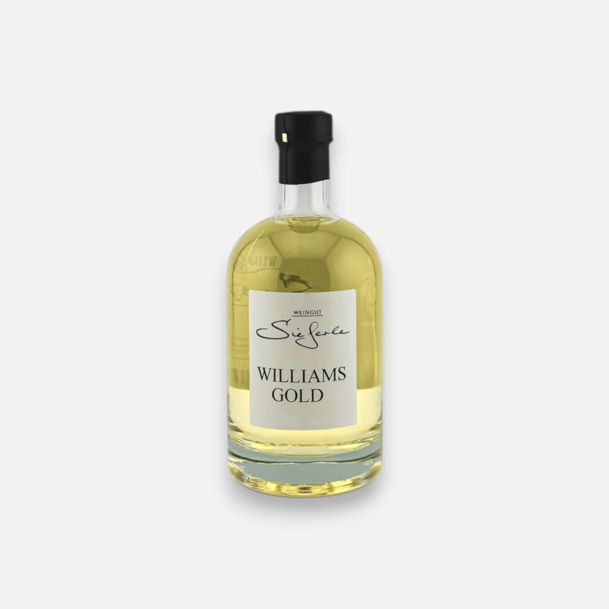 Weingut Sieferle Williams Gold in klarer Glasflasche mit goldgelber Spirituose, schwarzem Verschluss und weißem Etikett vor neutralem Hintergrund.