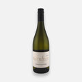 Weingut Sieferle Weißburgunder in dunkler Glasflasche mit schwarzem Schraubverschluss und hellem Etikett vor neutralem Hintergrund.