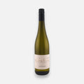 Weingut Sieferle Scheurebe in dunkler Glasflasche mit schwarzem Schraubverschluss und hellem Etikett vor neutralem Hintergrund.