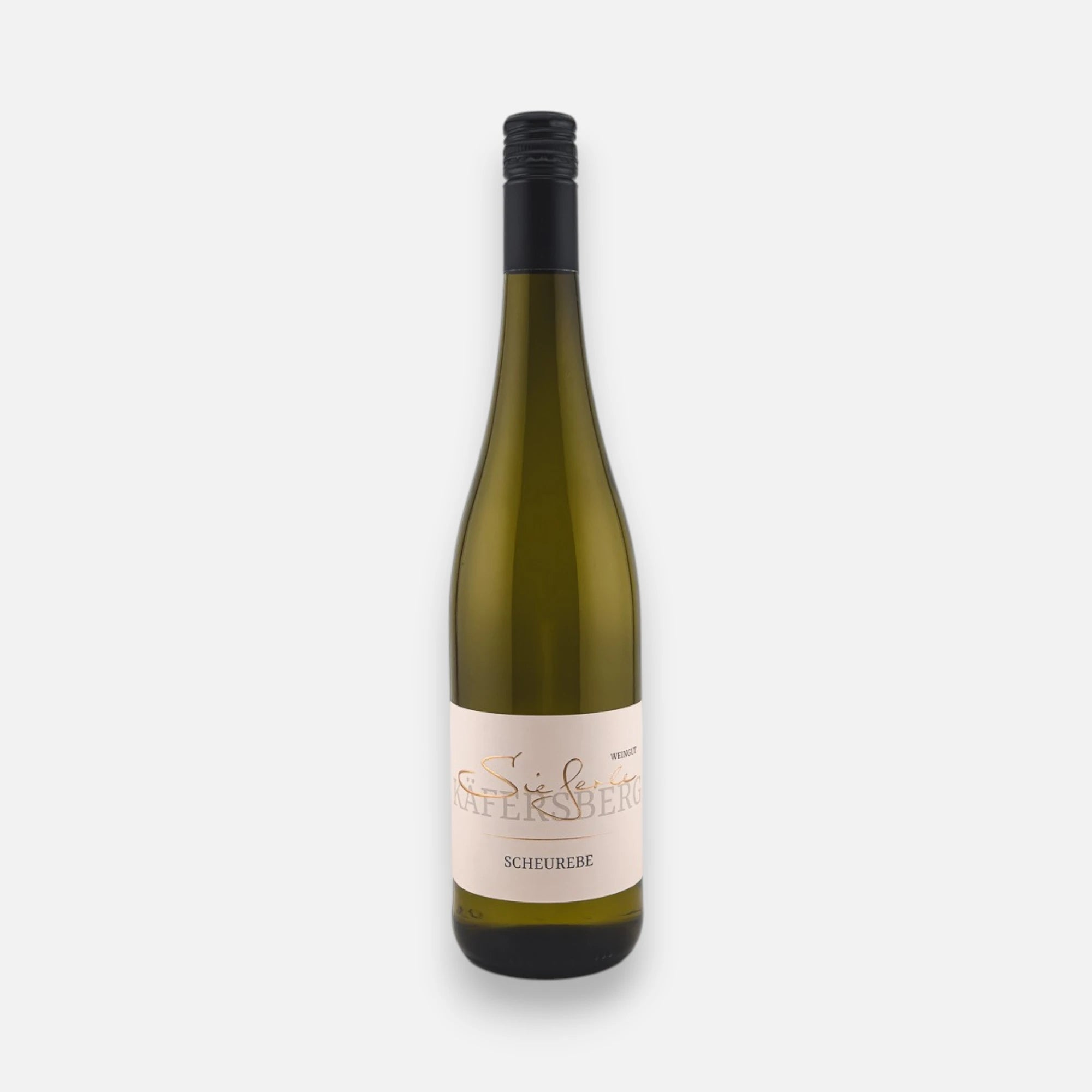 Weingut Sieferle Scheurebe in dunkler Glasflasche mit schwarzem Schraubverschluss und hellem Etikett vor neutralem Hintergrund.