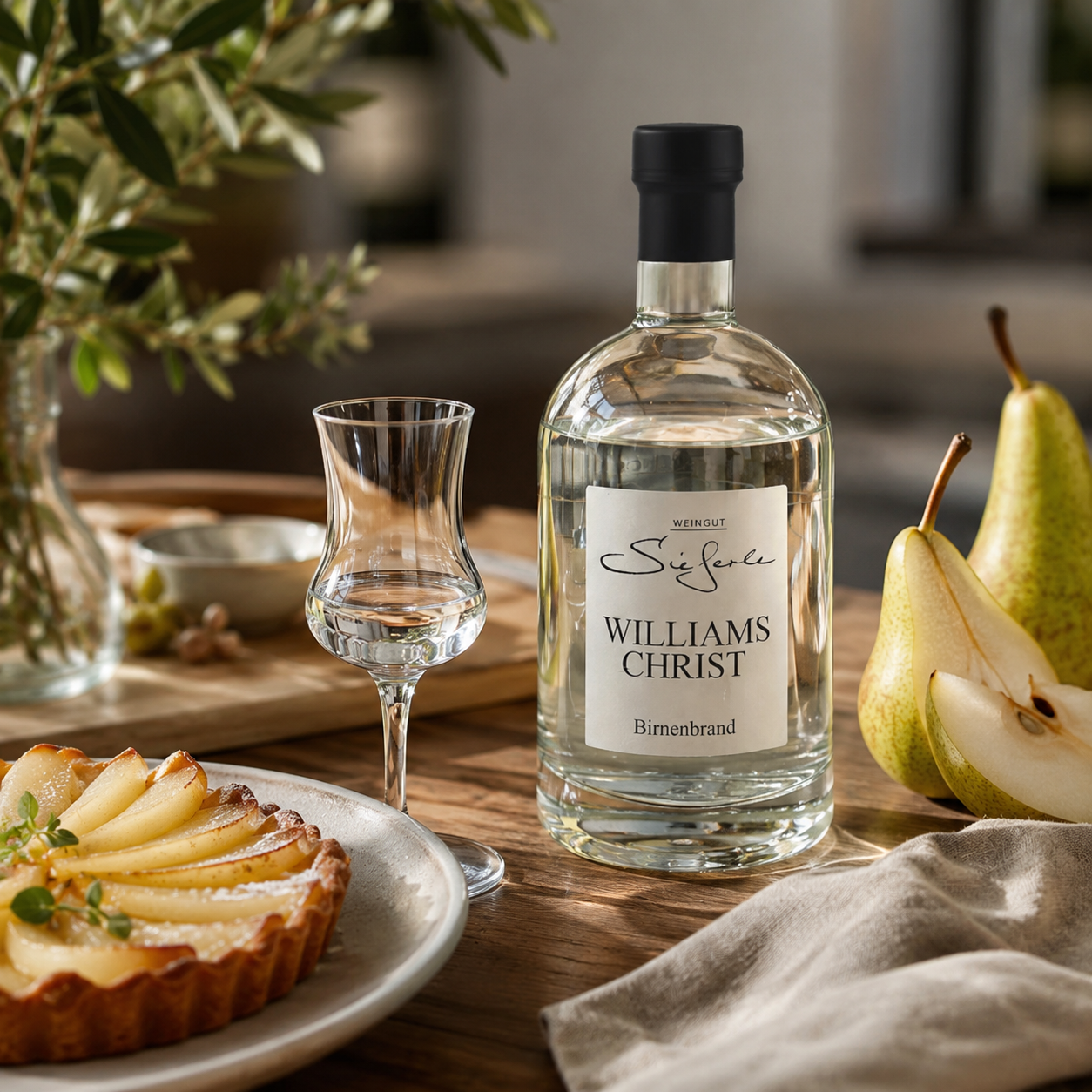 Weingut Sieferle Williams Christ Birnenbrand als edler Digestif auf warm gedecktem Holztisch mit Schnapsglas, frischen Birnen, Birnentarte und natürlichen Materialien im Tageslicht.